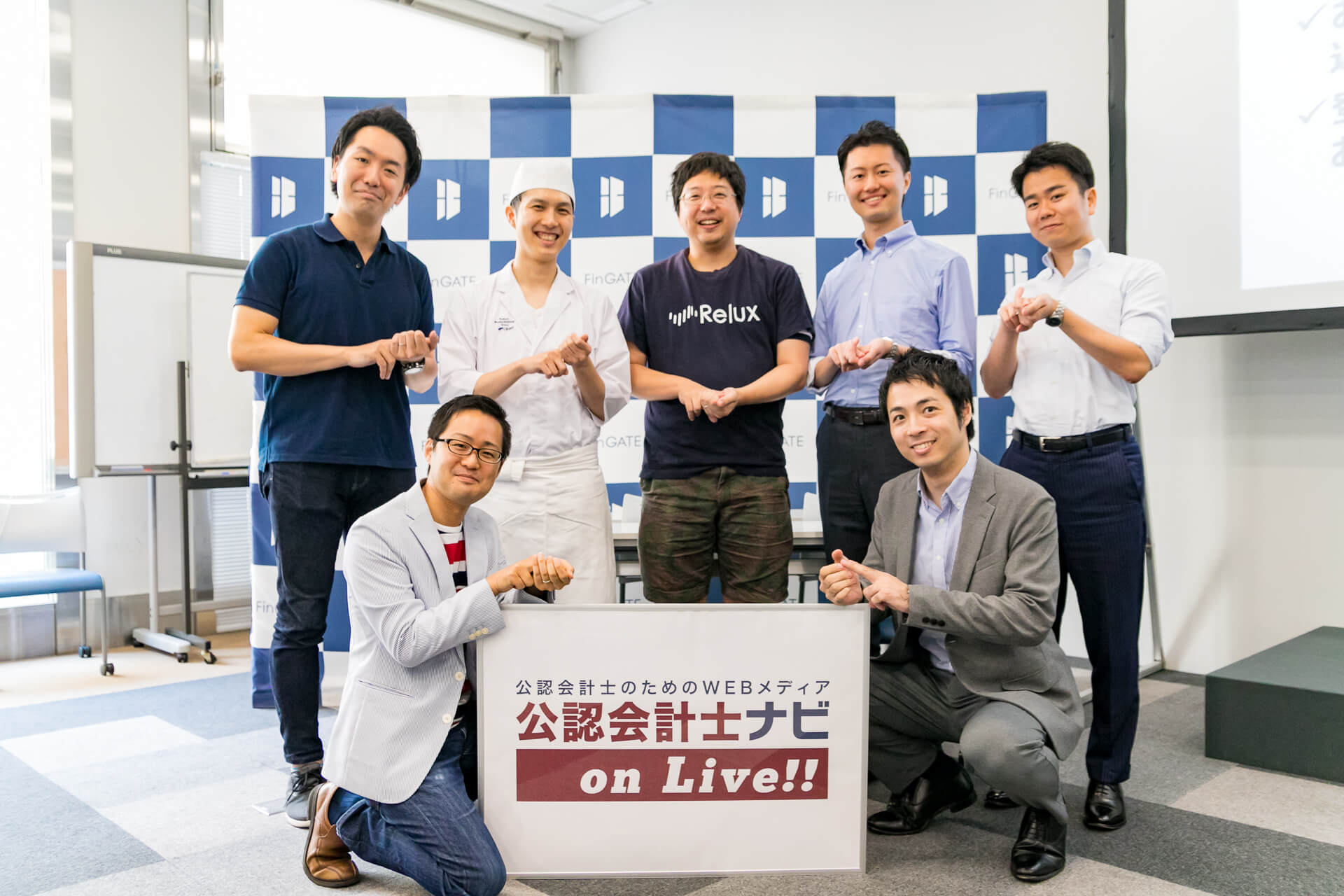 第11回 公認会計士ナビonLive!!登壇者集合写真(寿司握りポーズ)