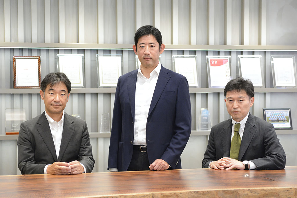PWCあらた_矢口由祐氏(製造・流通・サービス 財務報告アドバイザリー部 パートナー)、長沼宏明氏(金融 財務報告アドバイザリー部 パートナー)、越田勝氏(IPOソリューション部 パートナー)