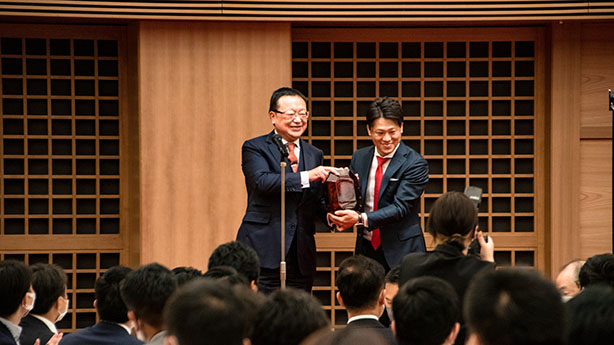 Bridge_【祝・ブリッジコンサルティング上場】IPO・M&A業界決起会に潜入！_プレゼントの贈呈